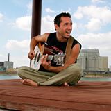 Booker e cantor/compositor Cris Cosmo